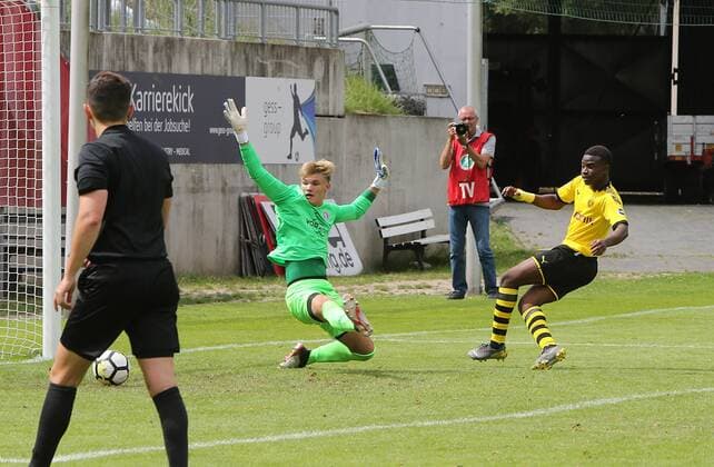 A-Junioren Bundesliga Staffel West, Saison 2019 2020, 1. Spieltag, Wuppertaler SV, Borussia Dortmund, -- Youssoufa Moukoko ( Dortmund ) verwanelt einen Elfmeter im Nachschuss gegen TW Glenn Dohn ( Wuppertal ) zum 9:2 *** A Juniors Bundesliga Relay West, Season 2019 2020, 1 Matchday, Wuppertaler SV, Borussia Dortmund, Youssoufa Moukoko Dortmund verwanelt a penalty shot in additional against TW Glenn Dohn Wuppertal to 9 2