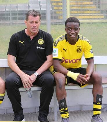 A-Junioren Bundesliga Staffel West, Saison 2019 2020, 1. Spieltag, Wuppertaler SV, Borussia Dortmund, -- BVB Trainer Michael Skibbe und sein Schützling Youssoufa Moukoko *** A Juniors Bundesliga Relay West, Season 2019 2020, 1 Matchday, Wuppertaler SV, Borussia Dortmund, BVB Coach Michael Skibbe and his protégé Youssoufa Moukoko