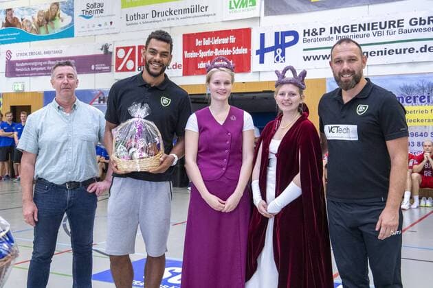 HSG Wetzlar vs Fuechse Berlin, 11. Internationaler Heide-Cup 2019, Schneverdingen; 11.08.19 Platz 5 St Raphael Var Handball mit Heidekoenigin Sarah Winkelmann Copyright: xBEAUTIFULxSPORTS MarioxM.xKobergx