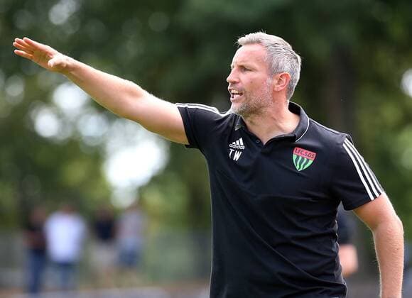 v.li.: Trainer Timo Wenzel (1. FC Schweinfurt 05) gibt Anweisungen, gestikuliert, mit den Armen gestikulieren, gives instructions, gesticulate, Einzelbild, 10.08.2019, Schweinfurt, Fussball, Regionalliga Bayern, 1. FC Schweinfurt 05 - SV Heimstetten