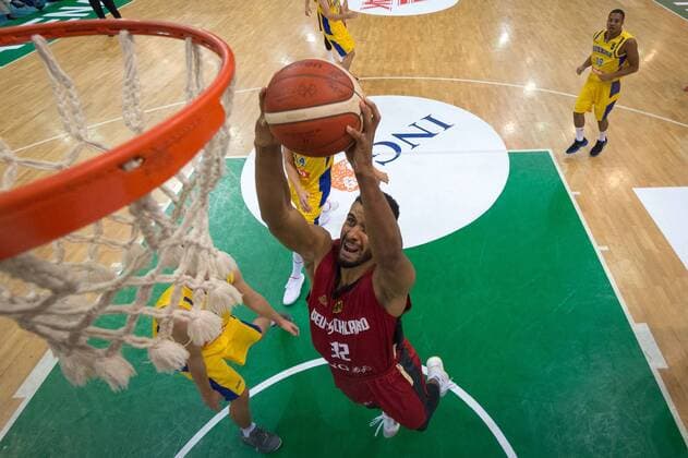 Bilder des Jahres 2019, Sport 08 August Sport Themen der Woche KW32 Sport Bilder des Tages Basketball Trier 11.08.2019 Deutscher Basketball Bund DBB Nationalmannschaft Herren Männer Vorbereitungsspiel zum WM 2019 Deutschland (GER) - Schweden (SWE) Johannes Thiemann (Deutschland, No.32) *** Basketball Trier 11 08 2019 German Basketball Federation DBB National Team Men Men Preparation game for World Cup 2019 Germany GER Sweden SWE Johannes Thiemann Germany, No 32