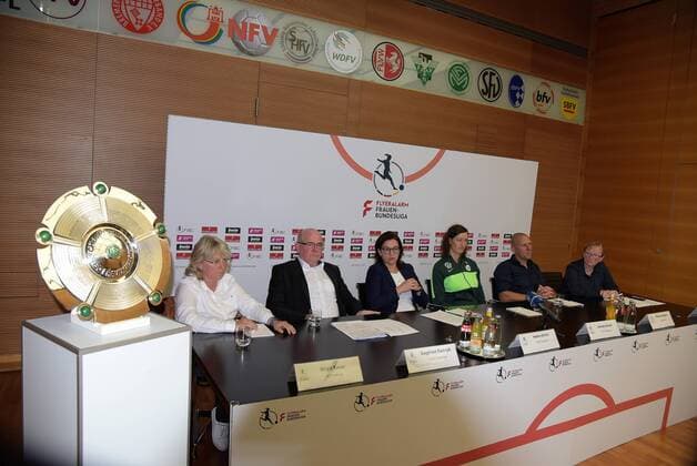 12.08.2019 GER, Frankfurt am Main, Frauenfussball, PK zum Auftakt der FLYERALARM Frauen-Bundesliga Bild zeigt: Birgit Bauer (Managerin SC Freiburg), Siegfried Dietrich (Manager 1. FFC Frankfurt), Heike Ullrich (DFB-Direktorin Verbände, Vereine und Ligen), Almuth Schult (Nationalspielerin vom VfL Wolfsburg), Markus Högner (Trainer SGS Essen) Anette Seitz mit der Meisterschale *** 12 08 2019 GER, Frankfurt am Main, womens soccer, PK at the start of the FLYERALARM Womens Bundesliga Picture shows Birgit Bauer Manager SC Freiburg , Siegfried Dietrich Manager 1 FFC Frankfurt , Heike Ullrich DFB Director Associations, Clubs and Leagues , Almuth Schult National Player from VfL Wolfsburg , Markus Högner Trainer SGS Essen Anette Seitz with the championship bowl