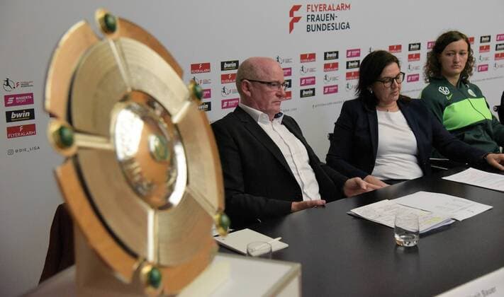 12.08.2019 GER, Frankfurt am Main, Frauenfussball, PK zum Auftakt der FLYERALARM Frauen-Bundesliga Bild zeigt: Birgit Bauer (Managerin SC Freiburg), Siegfried Dietrich (Manager 1. FFC Frankfurt), Heike Ullrich (DFB-Direktorin Verbände, Vereine und Ligen), Almuth Schult (Nationalspielerin vom VfL Wolfsburg), Markus Högner (Trainer SGS Essen) Anette Seitz mit der Meisterschale *** 12 08 2019 GER, Frankfurt am Main, womens soccer, PK at the start of the FLYERALARM Womens Bundesliga Picture shows Birgit Bauer Manager SC Freiburg , Siegfried Dietrich Manager 1 FFC Frankfurt , Heike Ullrich DFB Director Associations, Clubs and Leagues , Almuth Schult National Player from VfL Wolfsburg , Markus Högner Trainer SGS Essen Anette Seitz with the championship bowl
