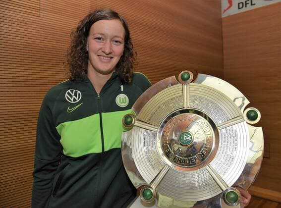 12.08.2019 GER, Frankfurt am Main, Frauenfussball, PK zum Auftakt der FLYERALARM Frauen-Bundesliga Bild zeigt: Almuth Schult (Nationalspielerin vom VfL Wolfsburg), mit der Meisterschale