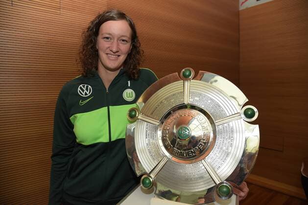 12.08.2019 GER, Frankfurt am Main, Frauenfussball, PK zum Auftakt der FLYERALARM Frauen-Bundesliga Bild zeigt: Almuth Schult (Nationalspielerin vom VfL Wolfsburg), mit der Meisterschale *** 12 08 2019 GER, Frankfurt am Main, womens soccer, PK at the start of the FLYERALARM Womens Bundesliga Picture shows Almuth Schult national player from VfL Wolfsburg, with the championship cup