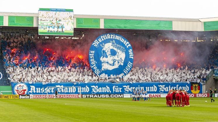 Bilder des Jahres 2019, Sport 08 August Sport Bilder des Tages Fans des FC Hansa Rostock zuenden vor dem Spiel Pyrotechnik im eigenen Block und veranstalten eine Choreografie. FC Hansa Rostock vs VfB Stuttgart, Fussball, DFB-Pokal, 1. Runde, 12.08.19 Rostock Mecklenburg-Vorpommern Germany *** Fans of FC Hansa Rostock to finish before the game pyrotechnics in their own block and organize a choreography FC Hansa Rostock vs. VfB Stuttgart, football, DFB Cup, 1 round, 12 08 19 Rostock Mecklenburg Vorpommern Germany Copyright: xAgentur54Gradx xFelixxKoenigx