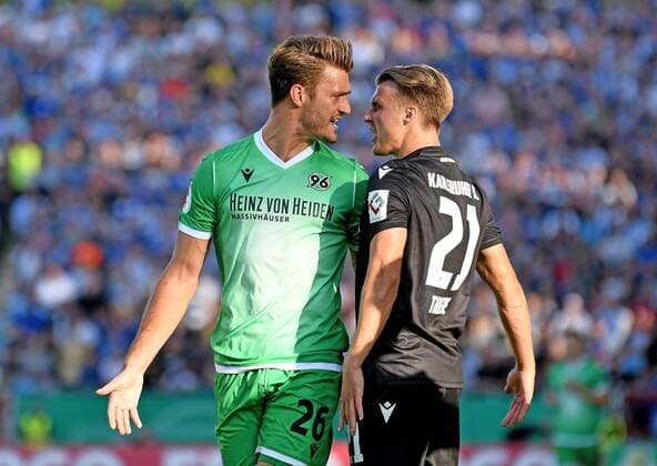 Bilder des Jahres 2019, Sport 08 August Sport Bilder des Tages 12.08.2019, xfux, Fussball DFB-Pokal 1.Runde, Karlsruher SC - Hannover 96 emspor, v.l. Hendrik Weydandt (Hannover 96), Marco Thiede (Karlsruher SC KSC) gibt Anweisungen, gestikuliert, mit den Armen gestikulieren gives instructions, gesticulate, gesticolando. (DFL DFB REGULATIONS PROHIBIT ANY USE OF PHOTOGRAPHS as IMAGE SEQUENCES and or QUASI-VIDEO) Karlsruhe *** 12 08 2019, xfux, Football DFB Cup 1 round, Karlsruher SC Hannover 96 emspor, v l Hendrik Weydandt Hannover 96 , Marco Thiede Karlsruher SC KSC gives instructions, gesticulated, gesticulate with arms gives instructions, gesticulate, gesticolando DFL DFB REGULATIONS PROHIBIT ANY USE OF PHOTOGRAPHS as IMAGE SEQUENCES and or QUASI VIDEO Karlsruhe