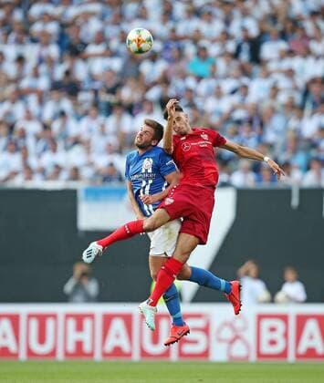 Bilder des Jahres 2019, Sport 08 August Sport Bilder des Tages Rostock , Fußball DFB Pokal 1. Runde , Hansa Rostock vs. VfB Stuttgart , (L-R) Marco Königs (Hansa Rostock) , Atakan Karazor (Stuttgart) DFB REGULATIONS PROHIBIT ANY USE OF PHOTOGRAPHS AS IMAGE SEQUENCES AND OR QUASI-VIDEO. Gemäß den Vorgaben des DFB Deutschen Fu?ball Bundes ist es untersagt, im Stadion und oder vom Spiel angefertigte Fotoaufnahmen in Form von Sequenzbildern und oder videoähnlichen Fotostrecken zu verwerten bzw. verwerten zu lassen. *** Rostock , Soccer DFB Cup 1 Round , Hansa Rostock vs. VfB Stuttgart , L R Marco Königs Hansa Rostock , Atakan Karazor Stuttgart DFB REGULATIONS PROHIBIT ANY USE OF PHOTOGRAPHS AS IMAGE SEQUENCES AND OR QUASI VIDEO According to the regulations of the DFB German Football Association it is forbidden to use photographs taken in the stadium and or during the match in the form of sequence pictures and or video-like photo sequences or to have them used.