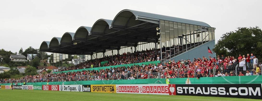 Fußball, Stadiongeschichte FSV Salmrohr 11.08.2019, xmohx, Fussball DFB-Pokal 1.Runde, FSV Salmrohr - Holstein Kiel emspor, v.l. Blick auf die Tribüne im Salmtal-Stadion (DFL DFB REGULATIONS PROHIBIT ANY USE OF PHOTOGRAPHS as IMAGE SEQUENCES and or QUASI-VIDEO) Salmrrohr