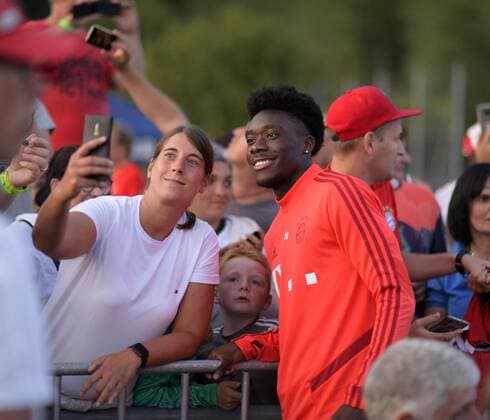 08.08.2019, Fussball 2019 2020, 1.Bundesliga, Testspiel im Trainingslager, FC Rottach Egern - FC Bayern München, Stadion Rottach Egern am Tegernsee, re: Alphonso Davies (FC Bayern München) bei den Fans.