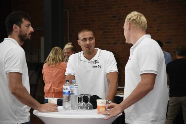 Die Kieler Kapitäne Domagoj Duvnjak und Patrick Wiencek mit Neuling Dario Quenstedt, Handball, Männer, THW Kiel, Bundesliga, Pressekonferenz, 13.08.19 Kiel Showroom Süverkrup Schleswig-Holstein Germany