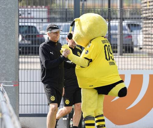 Sport Bilder des Tages 13.08.2019, Fussball GER, 1. Bundesliga Saison 2019 2020, Training Borussia Dortmund, Trainer Lucien Favre (Borussia Dortmund) begrüsst Maskottchen EMMA