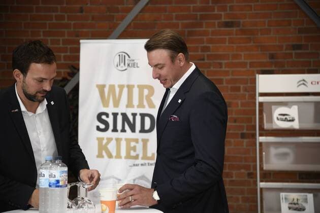 Viktor Szilagyi (Geschäftsführer mit THW-Trainer Filip Jicha, Handball, Männer, THW Kiel, Bundesliga, Pressekonferenz, 13.08.19 Kiel Showroom Süverkrup Schleswig-Holstein Germany