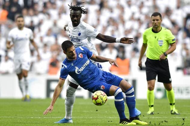 Dame N Doye, FC Koebenhavn (th) og Milos Degenek, Roede Stjerne kaemper om bolden i Champions League kval. kampen mellem FC Koebenhavn og Roede Stjerne i Parken i Koebenhavn tirsdag den 13. august 2019. . , Denmark Copyright: AndersxKjaerbye xRitzauxScanpixx COP101 spdk20190813-202659-L