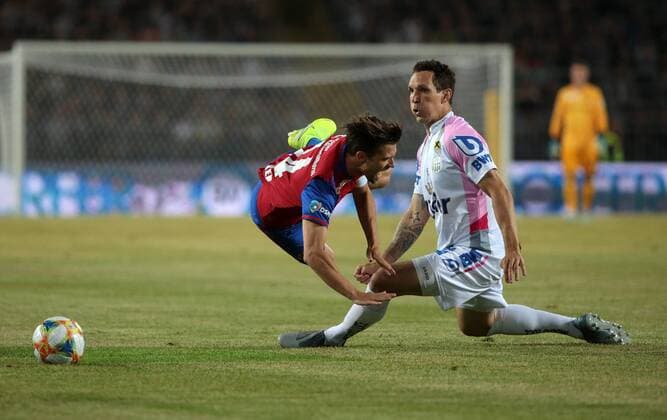 SOCCER - CL qualification, LASK vs Basel LINZ,AUSTRIA,13.AUG.19 - SOCCER - UEFA Champions League, qualification, LASK vs FC Basel. Image shows Valentin Stocker (Basel) and Emanuel Pogatetz (LASK). GEPAxpictures xWalterxLuger