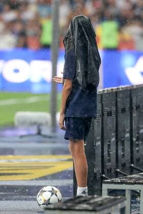 A ballboy tries to protect himself for the heavy rain, during a soccer game between Ukrainian club Dynamo Kyiv and Belgian team Club Brugge KV, Tuesday 13 August 2019 in Kyiv, Ukraine, the return match in the third qualifying round of the UEFA Champions League. Club won the first leg 1-0. BRUNOxFAHY  x05642875x