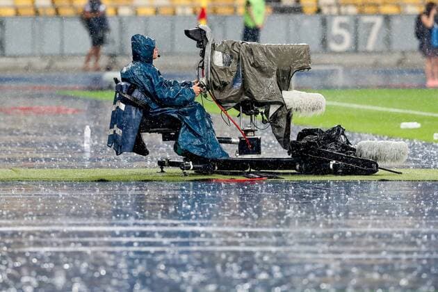 Bilder des Jahres 2019, Sport 08 August Sport Bilder des Tages A cameraman sits in the heavy rain, during a soccer game between Ukrainian club Dynamo Kyiv and Belgian team Club Brugge KV, Tuesday 13 August 2019 in Kyiv, Ukraine, the return match in the third qualifying round of the UEFA Champions League. Club won the first leg 1-0. BRUNOxFAHY  x05642876x