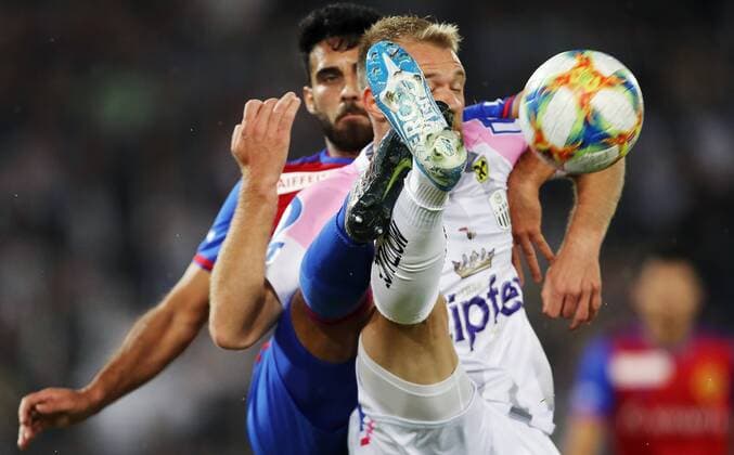 Sport Bilder des Tages SOCCER - CL qualification, LASK vs Basel LINZ,AUSTRIA,13.AUG.19 - SOCCER - UEFA Champions League, qualification, LASK vs FC Basel. Image shows Eray Cuemart (Basel) and Joao Klauss De Mello (LASK). GEPAxpictures xMatthiasxHauer