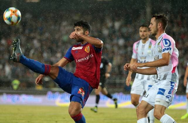 SOCCER - CL qualification, LASK vs Basel LINZ,AUSTRIA,13.AUG.19 - SOCCER - UEFA Champions League, qualification, LASK vs FC Basel. Image shows Eray Cuemart (Basel) and Rene Renner (LASK). GEPAxpictures xWalterxLuger