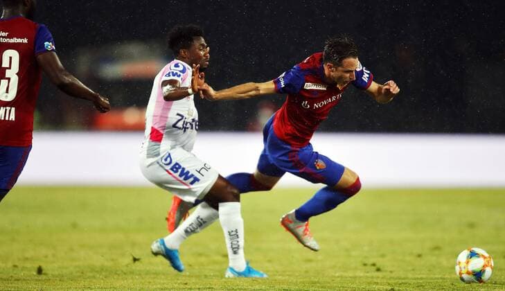 SOCCER - CL qualification, LASK vs Basel LINZ,AUSTRIA,13.AUG.19 - SOCCER - UEFA Champions League, qualification, LASK vs FC Basel. Image shows Samuel Tetteh (LASK) and Luca Zuffi (Basel). GEPAxpictures xMatthiasxHauer