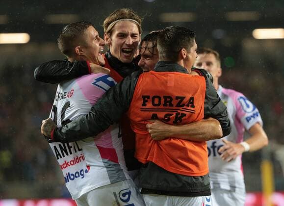 SOCCER - CL qualification, LASK vs Basel LINZ,AUSTRIA,13.AUG.19 - SOCCER - UEFA Champions League, qualification, LASK vs FC Basel. Image shows the rejoicing of Reinhold Ranftl (LASK) and his team. GEPAxpictures xWalterxLuger