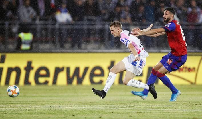 SOCCER - CL qualification, LASK vs Basel LINZ,AUSTRIA,13.AUG.19 - SOCCER - UEFA Champions League, qualification, LASK vs FC Basel. Image shows Philipp Wiesinger (LASK) and Kemal Ademi (Basel). GEPAxpictures xMatthiasxHauer