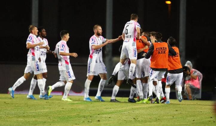 SOCCER - CL qualification, LASK vs Basel LINZ,AUSTRIA,13.AUG.19 - SOCCER - UEFA Champions League, qualification, LASK vs FC Basel. Image shows the rejoicing of Reinhold Ranftl (LASK) and his teammates. GEPAxpictures xMatthiasxHauer