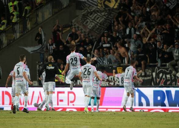 SOCCER - CL qualification, LASK vs Basel LINZ,AUSTRIA,13.AUG.19 - SOCCER - UEFA Champions League, qualification, LASK vs FC Basel. Image shows the rejoicing of the team and the fans of LASK. GEPAxpictures xWalterxLuger