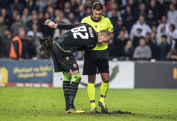 Milan Borjan (82), Roede Stjerne, smider jord vaek fra straffesparkspletten under kampen i Champions League kvalen mellem FC Koebenhavn og Roede Stjerne i Parken tirsdag den 13. august 2019.. , Copenhagen Denmark Copyright: AndersxKjaerbyex-xRitzauxScanpix AndersxKjaerbyex COP101 spdk20190813-233837-L