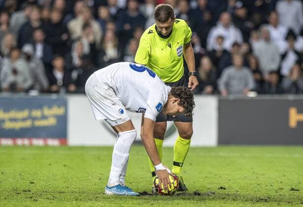 Jonas Wind (23), FC Koebenhavn, laegger bolden paa pletten foer det sidste spark under kampen i Champions League kvalen mellem FC Koebenhavn og Roede Stjerne i Parken tirsdag den 13. august 2019.Et nederlag i straffesparkskonkurrence sendte FC Koebenhavn ud af Champions League-kvalifikationen. Nu fokuserer koebenhavnerne paa at indkassere troestpraemien. Det skriver Ritzau, onsdag den 14. august 2019.. , Copenhagen Denmark Copyright: AndersxKjaerbyex-xRitzauxScanpix AndersxKjaerbyex COP999 spdk20190814-072830-L