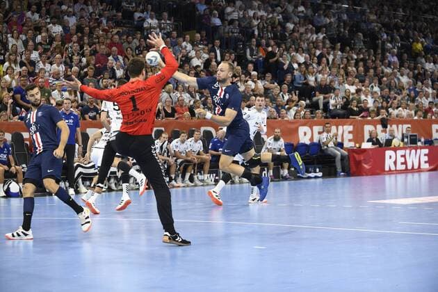 Henrik Toft Hansen (PSG Handball) gegen Niklas Landin Jacobsen (THW Kiel), Handball, Männer, REWE-Cup, Internationales Testspiel, THW Kiel vs Paris St. Germain, 14.08.19 Kiel Sparkassen-Arena Schleswig-Holstein Germany