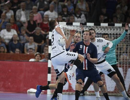 Nikola Bilyk (THW Kiel) vor Sander Sagosen (PSG Handball), Handball, Männer, REWE-Cup, Internationales Testspiel, THW Kiel vs Paris St. Germain, 14.08.19 Kiel Sparkassen-Arena Schleswig-Holstein Germany