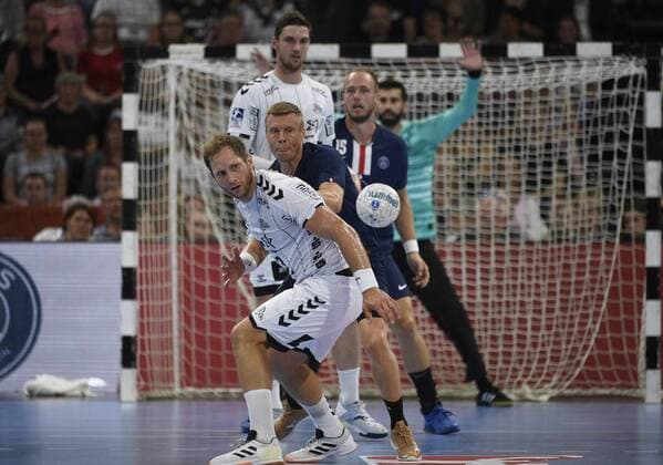 Steffen Weinhold (THW Kiel) gegen Gudjon Valur Sigurdsson, Handball, Männer, REWE-Cup, Internationales Testspiel, THW Kiel vs Paris St. Germain, 14.08.19 Kiel Sparkassen-Arena Schleswig-Holstein Germany