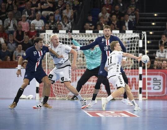 Gisli Thorgeir Kristjansson vor Kamil Syprzak (PSG Handball), Handball, Männer, REWE-Cup, Internationales Testspiel, THW Kiel vs Paris St. Germain, 14.08.19 Kiel Sparkassen-Arena Schleswig-Holstein Germany