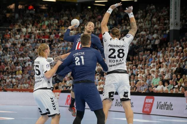 Handball Rewe Cup THW Kiel - Paris Saint-Germain, Kiel, 14.8.2019 Kim Ekdahl Du Rietz (Paris, 60) im Sprungwurf gegen Pavel Horak ( Kiel, 28 ) Copyright: xBEAUTIFULxSPORTS DRPx