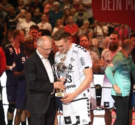 Nikola Bilyk (THW Kiel) wird von HBL-Präsident Uwe Schwenker zum besten Spieler gekürt, Handball, Männer, REWE-Cup, Internationales Testspiel, THW Kiel vs Paris St. Germain, 14.08.19 Kiel Sparkassen-Arena Schleswig-Holstein Germany