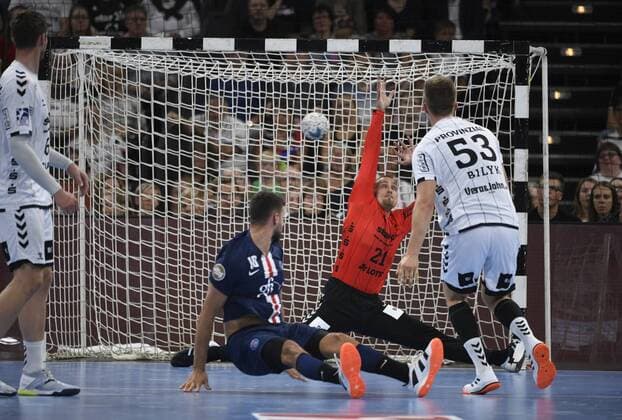 Dario Quenstedt (THW Kiel) streckt sich vergeblich, Handball, Männer, REWE-Cup, Internationales Testspiel, THW Kiel vs Paris St. Germain, 14.08.19 Kiel Sparkassen-Arena Schleswig-Holstein Germany