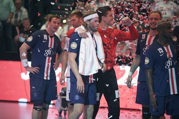Niklas Landin Jacobsen (THW Kiel) mit seinem Landsmann Mikkel Hansen (PSG Handball) nach der Siegerehrung in Kiel, Handball, Männer, REWE-Cup, Internationales Testspiel, THW Kiel vs Paris St. Germain, 14.08.19 Kiel Sparkassen-Arena Schleswig-Holstein Germany