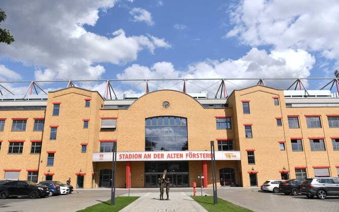 Fussball, Herren, Saison 2019 2020, 1. Bundesliga, 1. FC Union Berlin, Wolken über der Haupttribüne des Stadions An der Alten Försterei, 14.08. 2019, *** Soccer, men, season 2019 2020, 1 Bundesliga, 1 FC Union Berlin, clouds above the main stand of the stadium An der Alten Försterei, 14 08 2019, Copyright: xMatthiasxKochx