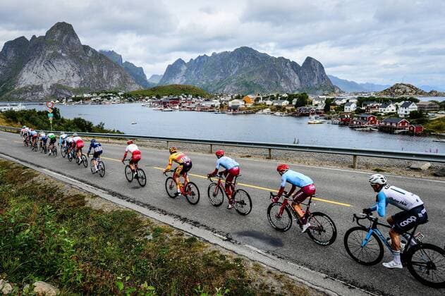 Bilder des Jahres 2019, Sport 08 August Sport Bilder des Tages Das Fahrerfeld Peloton waehrend der 1.Etappe des Arctic Race of Norway auf den Lofoten - Landschaft - Landscape - Feature - Natur - Hintergrund - Illustration - Impression - Uebersichtsbild - kompaktes Fahrerfeld - Aktion Rennszene - Querformat - quer - horizontal - Event Veranstaltung: 7. Arctic Race of Norway - 1.Etappe Stage 1: A nach to Leknes 181.0 km - Ort Location: Leknes - Region: Provinz Nordland - Land Country: Norwegen Norway Norge - Datum Date: 15.08.2019 *** Peloton during the 1 stage of the Arctic Race of Norway on the Lofoten Landscape Feature Nature Background Illustration Impression Overview compact driver field Action Racing scene Landscape horizontal Event 7 Arctic Race of Norway 1 stage Stage 1 A to to Leknes 181 0 km Location Leknes Region Province Nordland Land Country Norway Norge Date Date 15 08 2019 Stiehl Photography