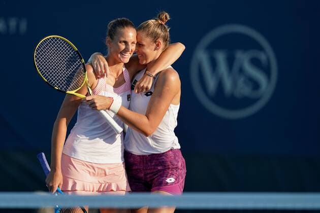 Bilder des Jahres 2019, Sport 08 August Sport Bilder des Tages CINCINNATI, OH - AUGUST 15: Kristyna Pliskova (right) of Czech Republic celebrates with her doubles partner, and sister, Karolina Pliskova (left) of Czech Republic after winning their match during the Western & Southern Open at Lindner Family Tennis Center on August 15, 2019 in Mason, Ohio. (Photo by Adam Lacy Icon Sportswire) TENNIS: AUG 15 Western & Southern Open Icon190815039