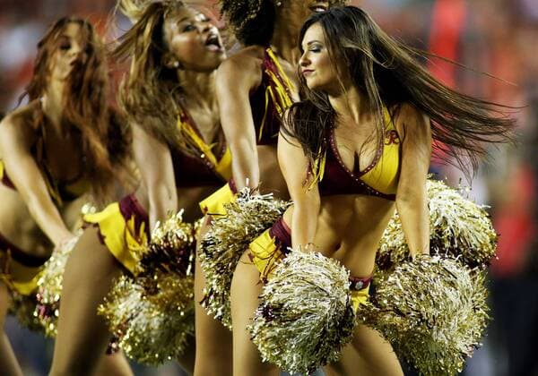 LANDOVER, MD - AUGUST 15: Washington Redskins cheerleaders perform during an NFL, American Football Herren, USA preseason match between the Cincinnati Bengals and the Washington Redskins on August 15, 2019, at FedExField in Landover, MD. (Photo by Daniel Kucin Jr. Icon Sportswire) NFL: AUG 15 Preseason - Bengals at Redskins Icon1908015021