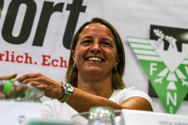 Losfee Inka Grings ( Trainerin SV Straelen ) mischt die Kugeln ), Fussball - Auslosung 2.Runde RevierSport-Niederrheinpokal - Saison 2019 2020 , Duisburg, Sportschule Wedau, 15.08.2019, Duisburg Sportschule Wedau Nordrhein-Westfalen Deutschland