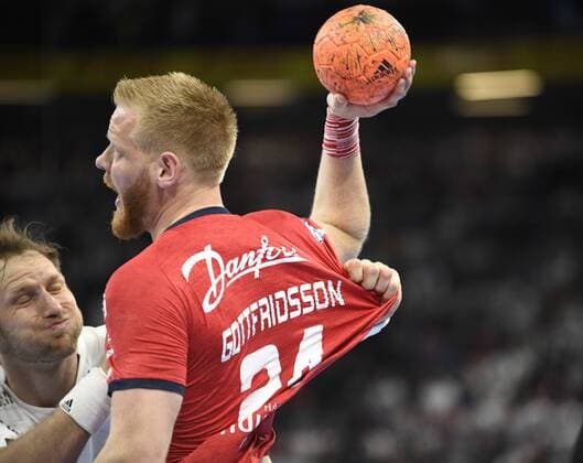 Jim Gottfridsson (SG Flensburg-Handewitt) gegen Steffen Weinhold (THW Kiel), Handball, DKB-Bundesliga, Männer, 30. Spieltag, THW Kiel vs SG Flensburg-Handewitt, 12.05.19 Kiel Sparkassen Arena Schleswig-Holstein Germany