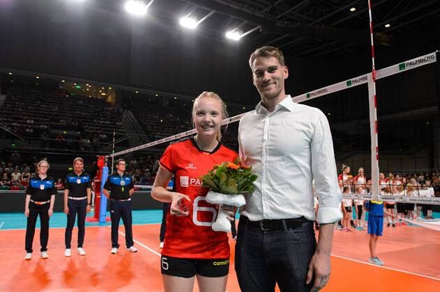 16.08.2019, ÖVB Arena, Bremen Volleyball, Länderspiel Laenderspiel, Deutschland vs. Polen Ehrung Jennifer Geerties ( 6 GER) fuer 150. Länderspiel durch Christian Dünnes Duennes (Sportdirektor Deutscher Volleyball Verband DVV)