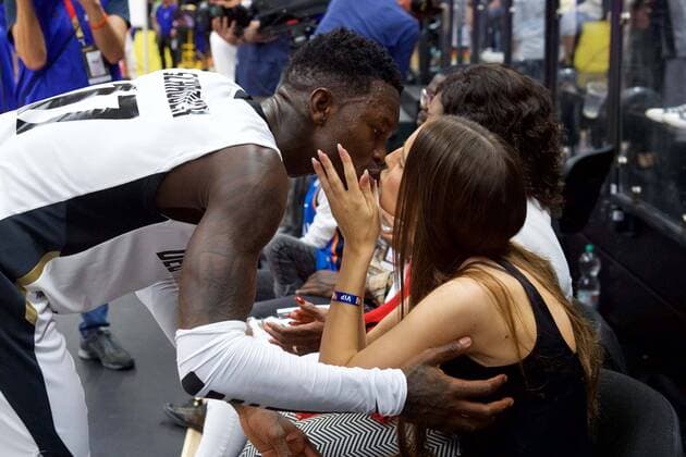 Basketball Hamburg 16.08.2019 Deutscher Basketball Bund DBB Nationalmannschaft Herren Männer Vorbereitungsspiel zum WM 2019 Supercup Deutschland (GER) - Ungarn (HUN) Dennis Schröder Schroeder (Deutschland, No.17) Schröder mit seiner Frau nach dem Spiel Kuß