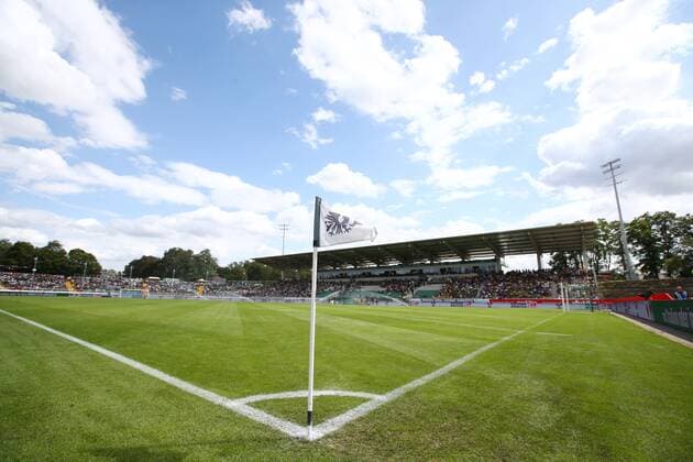 Fußball, Stadiongeschichte Preußen Münster Samstag 10.08.2019, Saison 2019 20, Vorbereitung des BVB auf die Hinrunde in der 1. Fußball-Bundesliga, Testspiel im Preußenstadion, SC Preußen Münster - BVB 09 Borussia Dortmund, Blick auf die Haupttribüne und Preußen Fankurve mit Eckfahne
