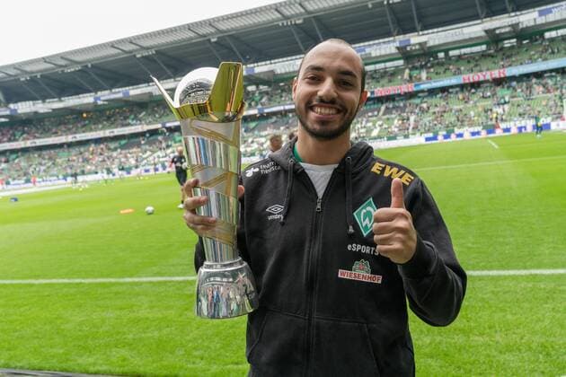 GER, 1.FBL, Werder Bremen vs Fortuna Duesseldorf 17.08.2019, wohninvest Weserstadion, Bremen, GER, 1.FBL, Werder Bremen vs Fortuna Duesseldorf, DFL REGULATIONS PROHIBIT ANY USE OF PHOTOGRAPHS AS IMAGE SEQUENCES AND OR QUASI-VIDEO. im Bild Mohammed Harkous MO AUBA (Werder Bremen eSPORTS 69) mit dem WM Pokal *** GER, 1 FBL, Werder Bremen vs. Fortuna Duesseldorf 17 08 2019, wohninvest Weserstadion, Bremen, GER, 1 FBL, Werder Bremen vs. Fortuna Duesseldorf, DFL REGULATIONS PROHIBIT ANY USE OF PHOTOGRAPHS AS IMAGE SEQUENCES AND OR QUASI VIDEO in picture Mohammed Harkous MO AUBA Werder Bremen eSPORTS 69 with the World Cup nordphotoxKokenge nph00001