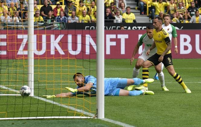 Sport Bilder des Tages 17.08.2019, xblx, Fussball 1.Bundesliga, Borussia Dortmund - FC Augsburg emspor, v.l. Paco Alcacer (Borussia Dortmund), Goal scored, Tor zum 1:1 (DFL DFB REGULATIONS PROHIBIT ANY USE OF PHOTOGRAPHS as IMAGE SEQUENCES and or QUASI-VIDEO) Dortmund *** 17 08 2019, xblx, Football 1 Bundesliga, Borussia Dortmund FC Augsburg emspor, v l Paco Alcacer Borussia Dortmund , Goal scored, Goal to 1 1 DFL DFB REGULATIONS PROHIBIT ANY USE OF PHOTOGRAPHS as IMAGE SEQUENCES and or QUASI VIDEO Dortmund