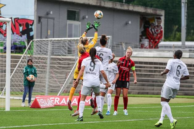 Flyeralarm Frauen-Bundesliga 1.Spieltag - 19 20 - SC Freiburg - FC Bayern Muenchen - 17-08-2019 Merle Frohms (SC Freiburg 1) faengt den ball, beim Flyeralarm Frauen-Bundesliga Fussballspiel zwischen dem SC Freiburg und FC Bayern Muenchen, am Samstag, den 17.August 2019 Moeslestadion in Freiburg (Deutschland). Copyright: xBEAUTIFULxSPORTS G.xHubbsx